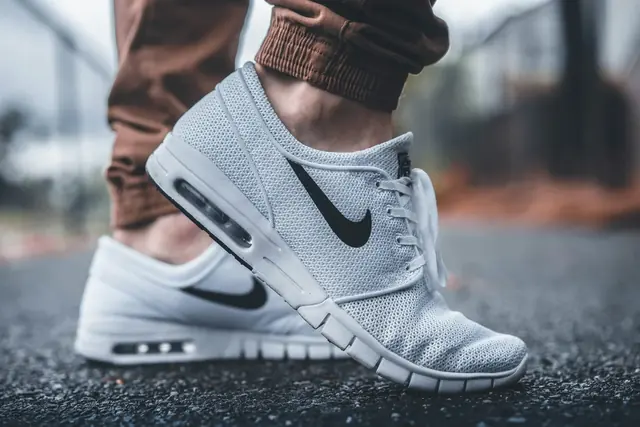 Temiz ve bakımlı beyaz sneaker